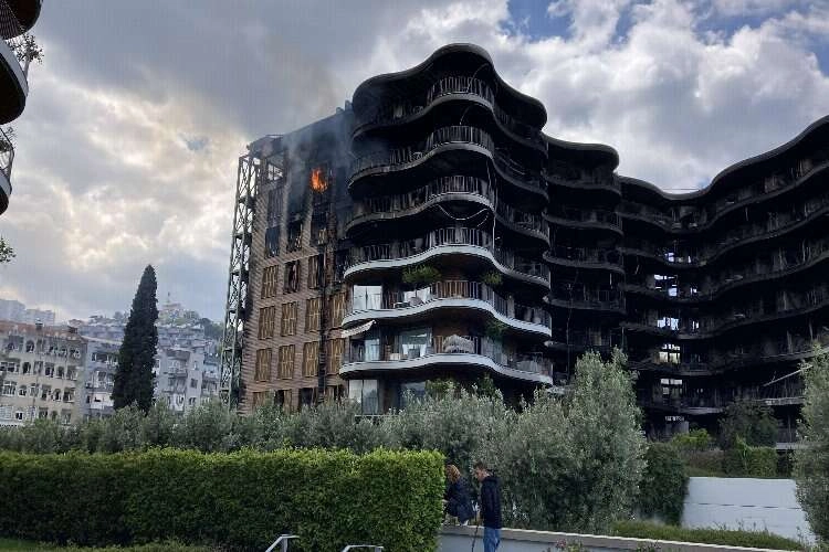 Narlıdere'de alevler yeniden yükseldi haberinin görseli