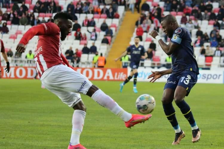 Fenerbahçe deplasmanda Sivasspor'a konuk haberinin görseli
