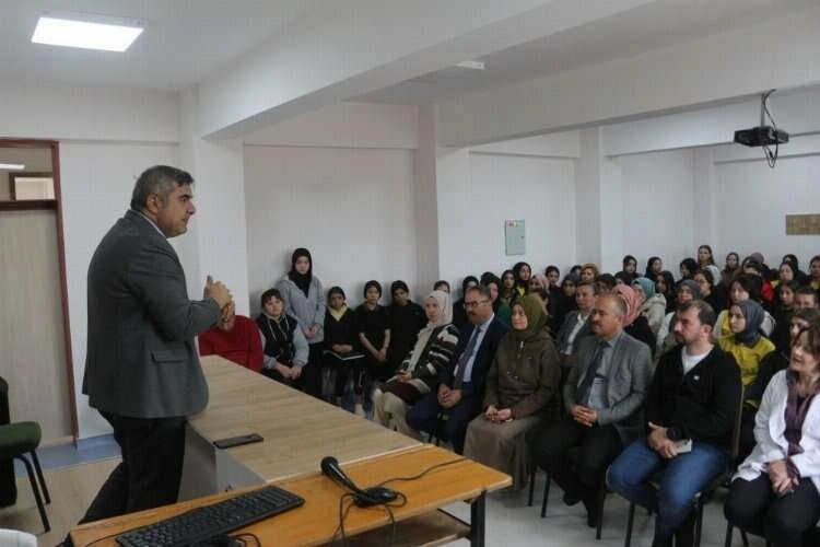 Afyonkarahisar İl Milli Eğitim Müdürü öğrencilerle bir araya geldi haberinin görseli