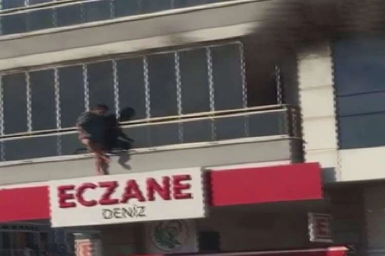 İzmir'de yangın: Canını kurtarmak için balkona koştu haberinin görseli