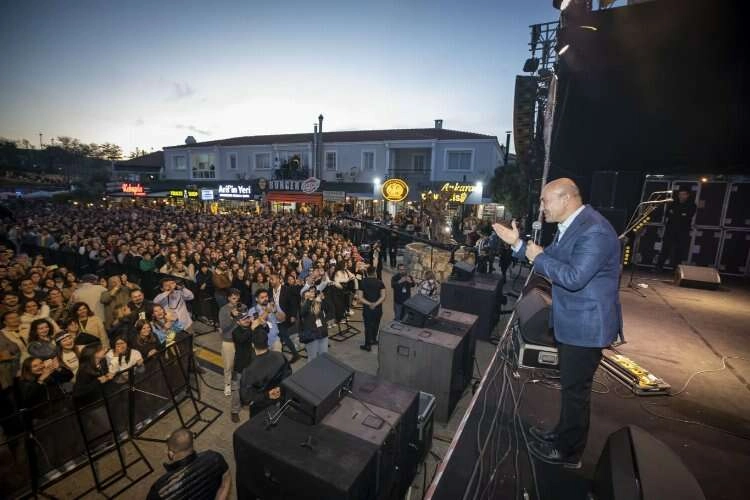 Tunç Soyer: Güler yüzle el ele yaşayacağız haberinin görseli