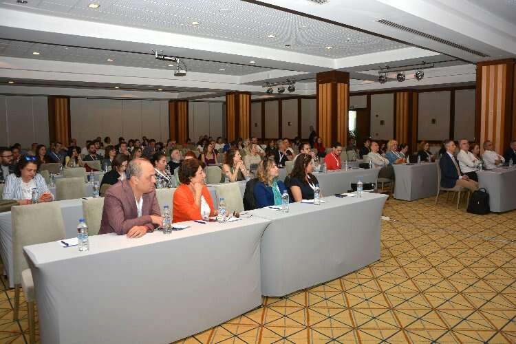 Diş hekimleri bahar sempozyumunda bir araya geldi haberinin görseli
