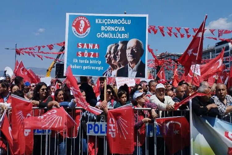 Mitingden ilk kareler… Binler Gündoğdu’da haberinin görseli