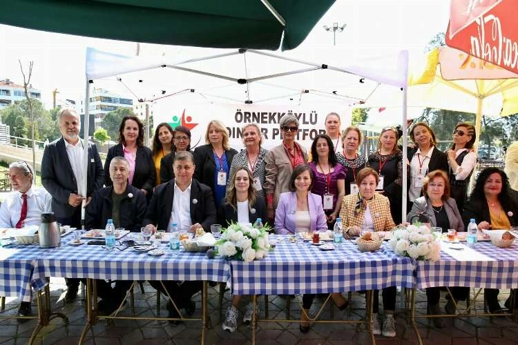 Tugay ve Kınay, Örnekköy'de kadınlarla buluştu haberinin görseli