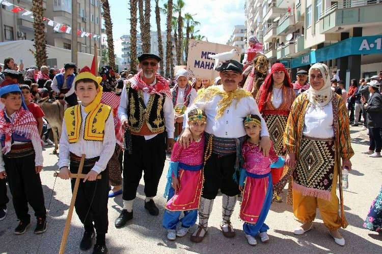 Antalya'da Yörük Göçü Korteji renkli görüntülere sahne oldu haberinin görseli