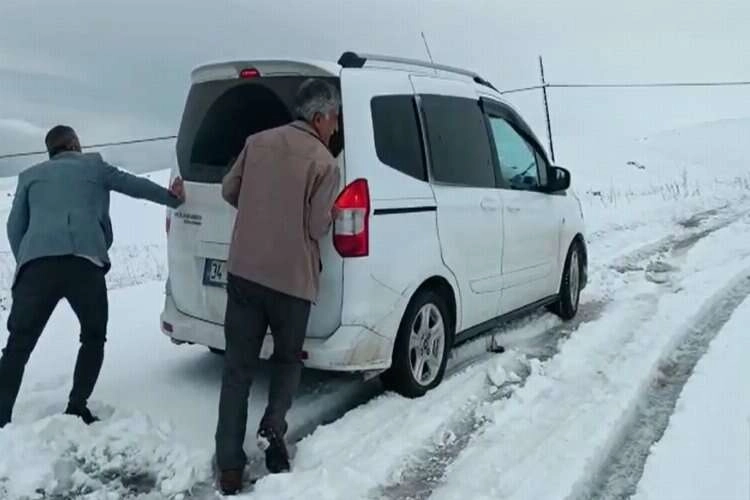Muş'ta Nisan ayında kar yolu kapattı: Araçlar mahsur kaldı haberinin görseli