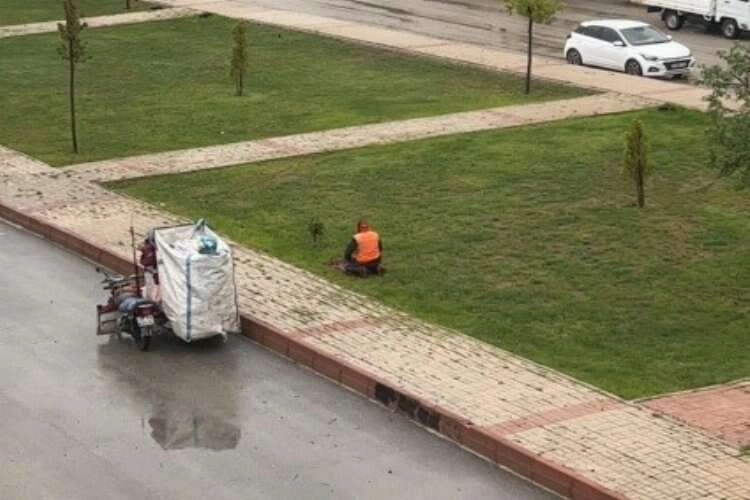 Sağanak yağmurun altında namaz kıldı haberinin görseli