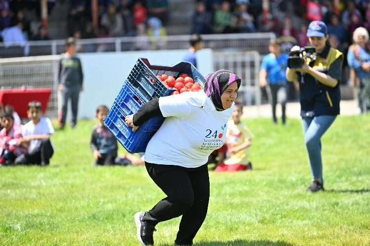 Kasalarla domatesi sırtlarında 40 metre taşıdılar haberinin görseli