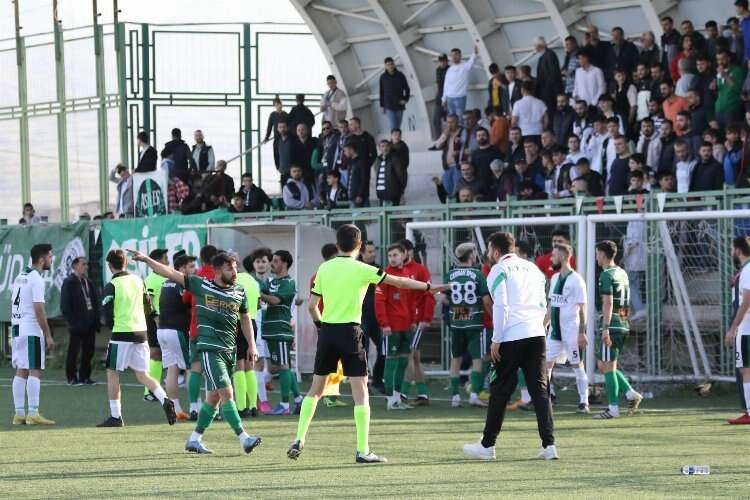 Futbolda yine şiddet: Taraftarlar birbirine girdi haberinin görseli
