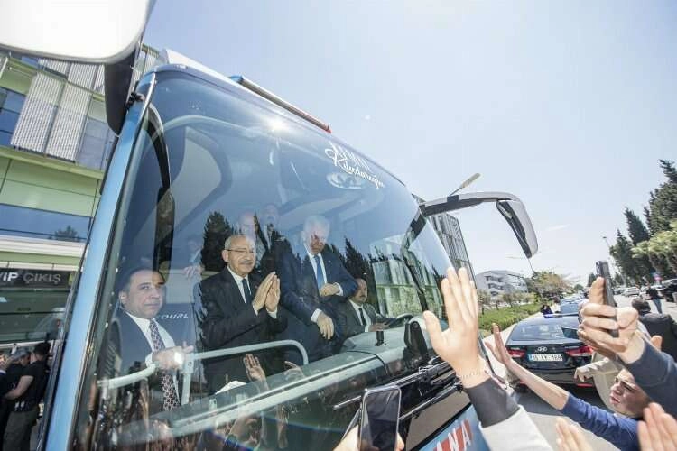 Kılıçdaroğlu'nu İzmir'de Başkan Soyer karşıladı haberinin görseli