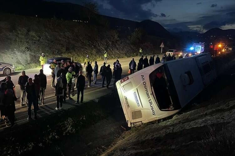 Sinop’ta yolcu otobüsü su kanalına devrildi haberinin görseli