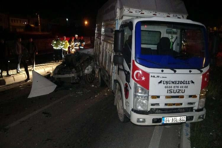 Uşak'ta otomobil kamyonete çarptı haberinin görseli
