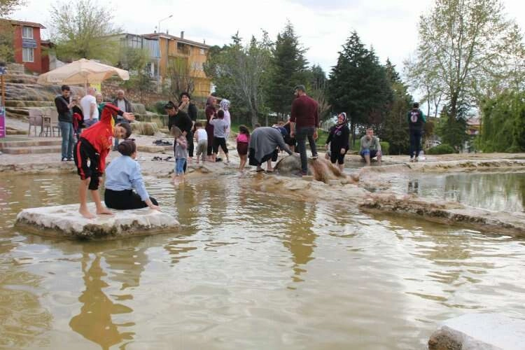 Denizli'de şifalı suya turist akını haberinin görseli