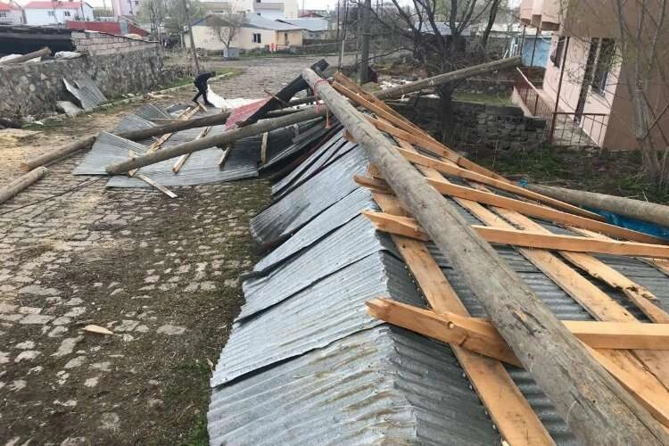 Kuvvetli rüzgâr çatıları uçurdu haberinin görseli