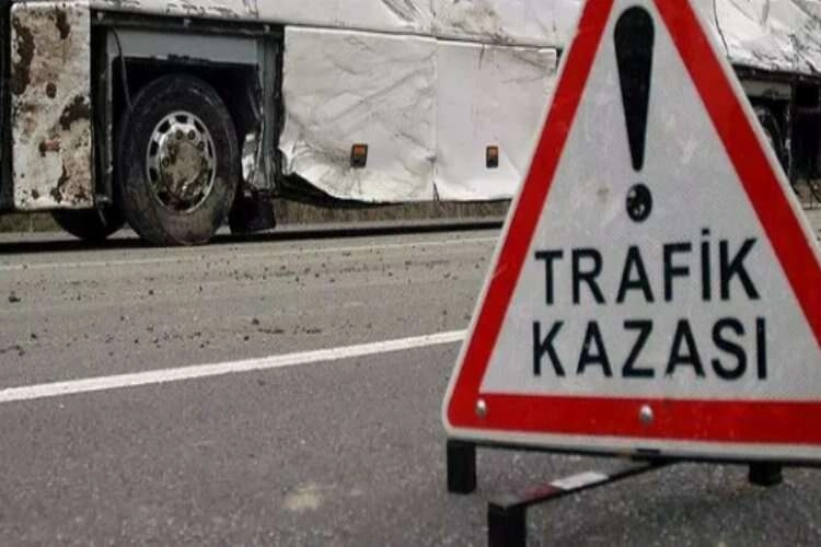 İzmir'de kamyon kazası... Şarampole devrildi haberinin görseli