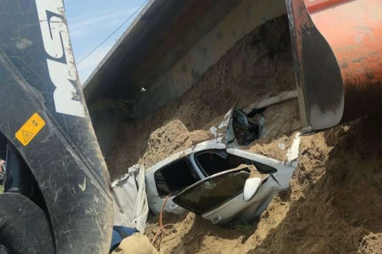 İzmir'de feci kaza: Kum yüklü kamyon, otomobilin üzerine devrildi haberinin görseli