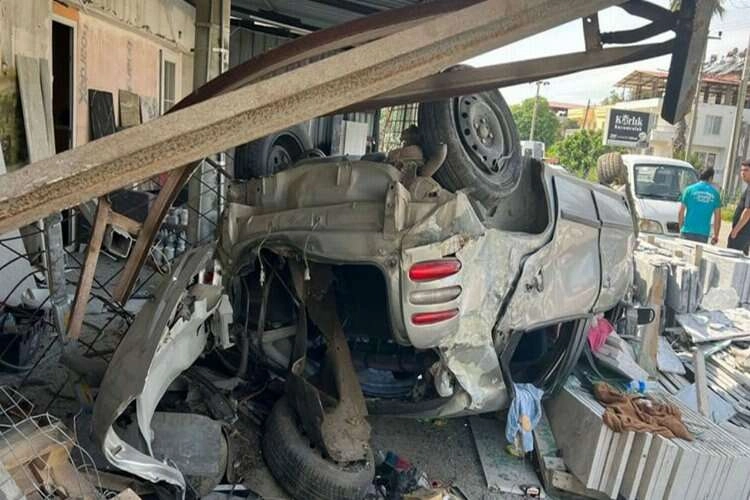 Muğla'da otomobil mermer dükkanına daldı haberinin görseli