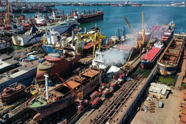 Tersanede bakıma alınan yük gemisinde yangın! haberinin görseli