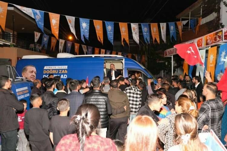AK Partili Sürekli Menemen’de ayak basmadık yer bırakmadı haberinin görseli