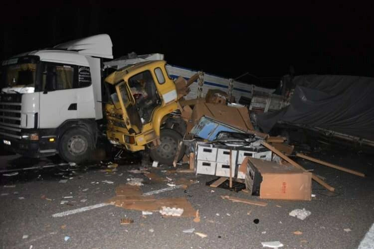 Uşak'ta bir kamyon tırla çarpıştı haberinin görseli