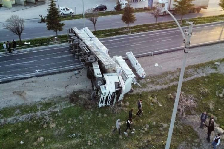 Afyonkarahisar'da tır  kazası... Savrulup ağaçları devirdi haberinin görseli