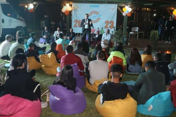 AK Parti Aydın İl Başkanı Ökten, gençlerle bir arada haberinin görseli