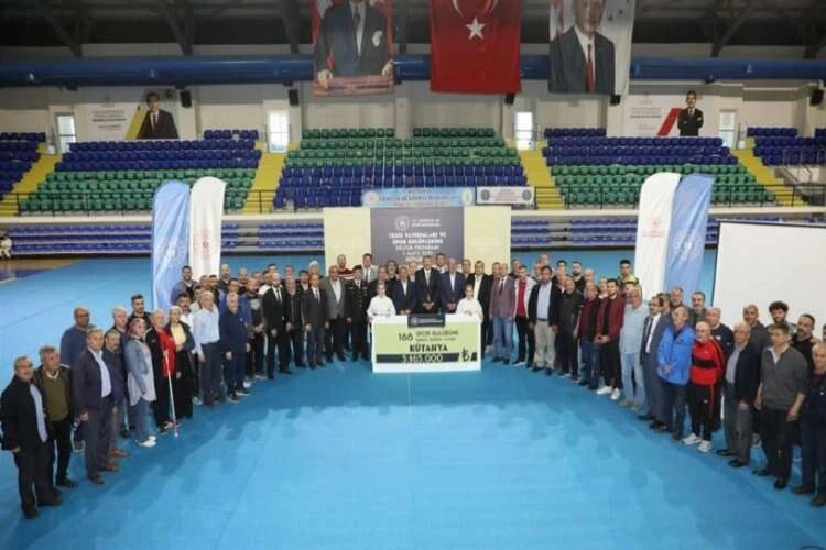 Kütahya’da spor kulüplerine nakdi yardım haberinin görseli