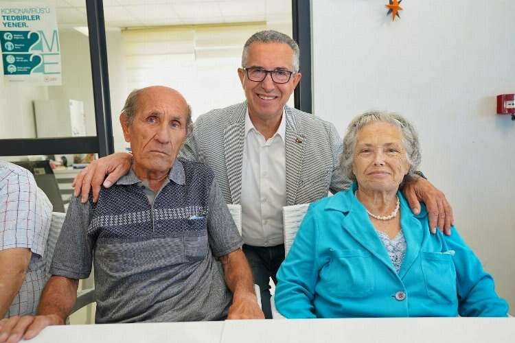 Gaziemir'de Alzheimer demans hastaları hayata bağlanıyor haberinin görseli