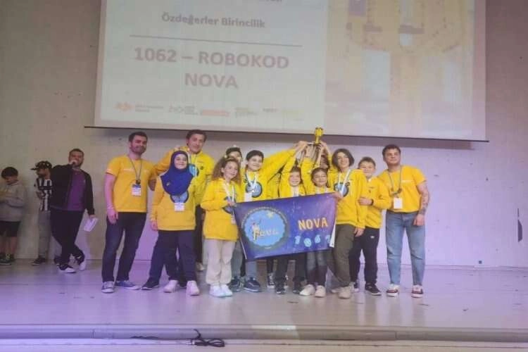 Gaziemirli öğrencilerin Robotex başarısı