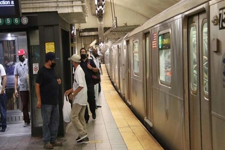 New York metrosunda korkunç cinayet haberinin görseli