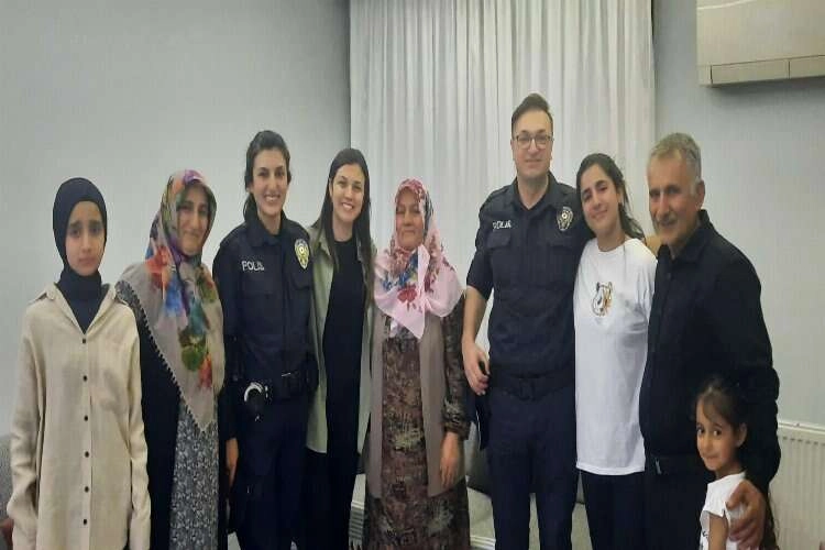 İzmir polisinden doğum günü sürprizi haberinin görseli