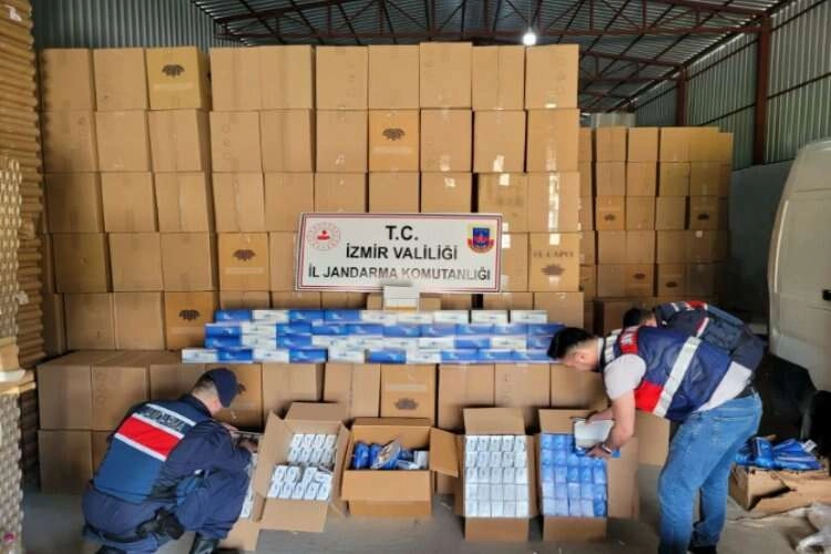 İzmir'de kaçak makaronlar ele geçirildi haberinin görseli
