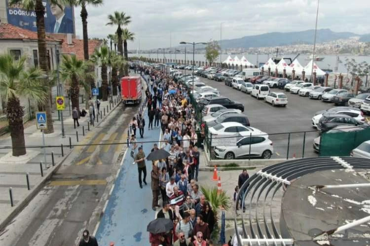 Yağmurlu havaya rağmen TCG Anadolu'ya yoğun ilgi haberinin görseli