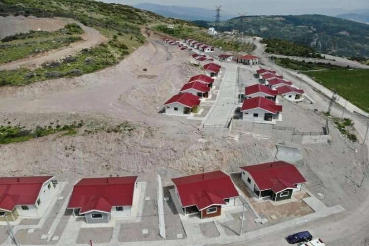 Heyelan mağdurları yeni evlerine kavuştu haberinin görseli