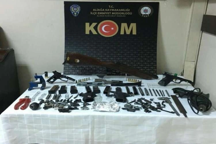 İzmir polisi silah satıcısını yakaladı haberinin görseli