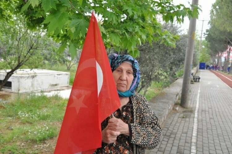 84 yaşındaki Hatice Teyze'nin miting sevdası haberinin görseli
