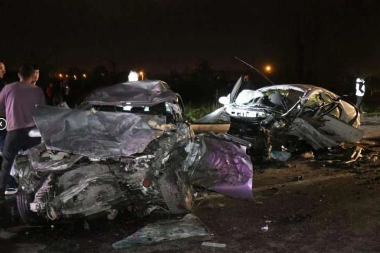 Feci kaza: Otomobiller demir yığınına döndü haberinin görseli