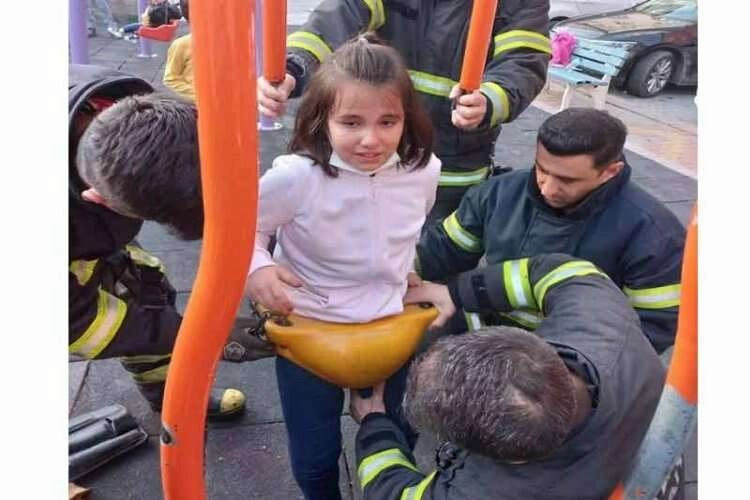Oyun parkında minik kız salıncağa sıkıştı haberinin görseli