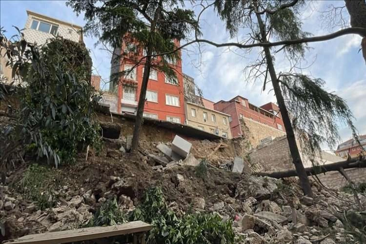 İstanbul'da istinat duvarı çöktü! haberinin görseli