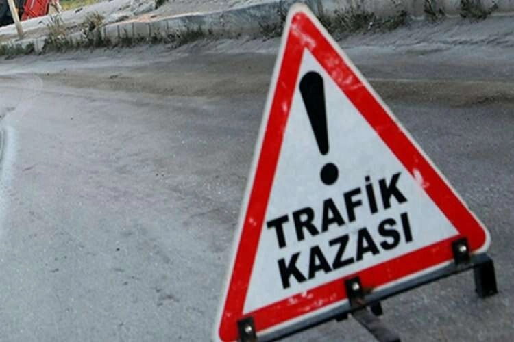 Afyonkarahisar’da ağaca çarpan otomobil devrildi haberinin görseli