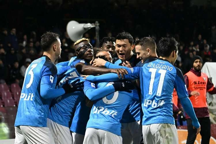 Napoli şampiyonluğu garantiledi haberinin görseli