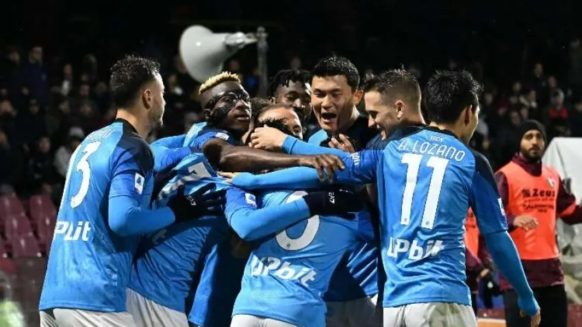 Napoli şampiyonluğu garantiledi haberinin görseli