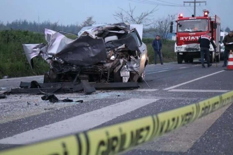 TIR'a çarpan otomobil paramparça oldu: 1 ölü haberinin görseli