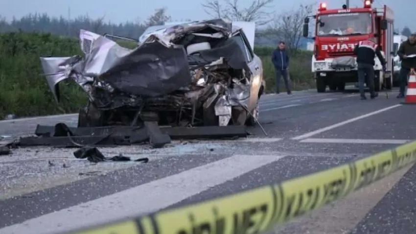 TIR'a çarpan otomobil paramparça oldu: 1 ölü haberinin görseli