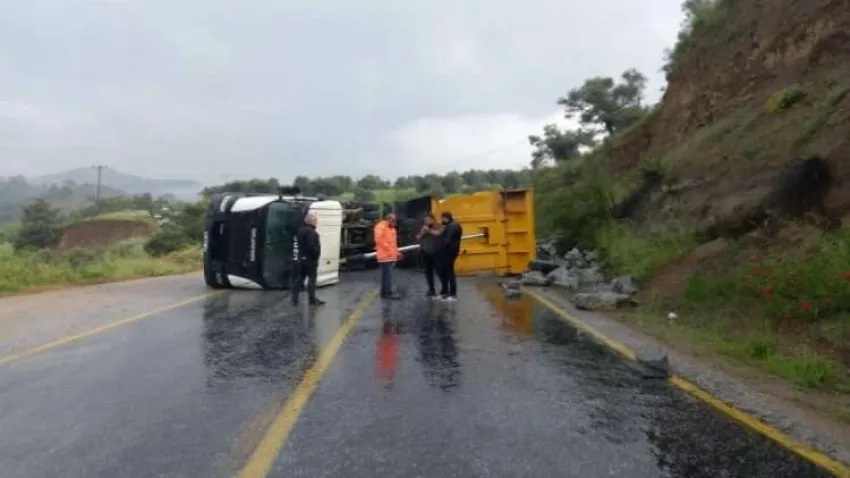 Aydın'da taş yüklü kamyon devrildi haberinin görseli