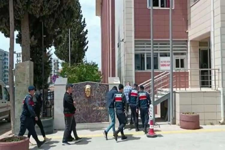 Kendilerini istihbaratçı olarak tanıtıp ziynet eşya çaldılar haberinin görseli