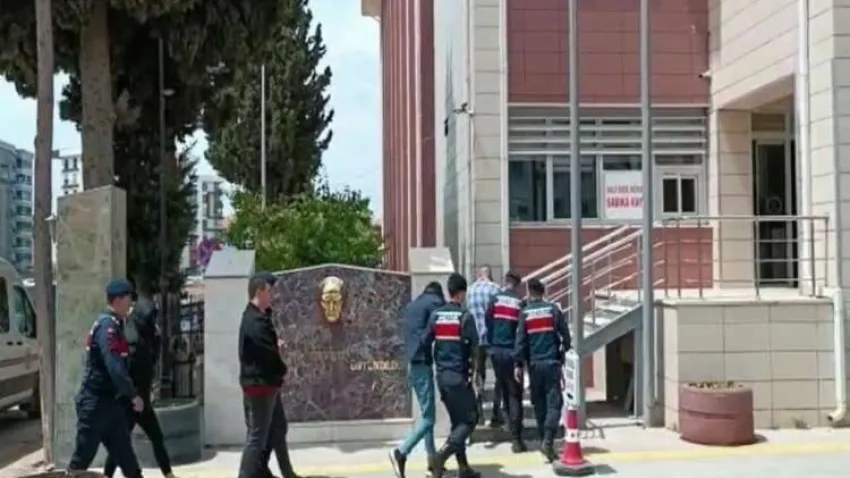 Kendilerini istihbaratçı olarak tanıtıp ziynet eşya çaldılar