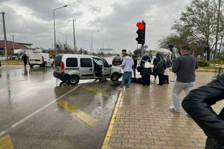Afyonkarahisar'da yağış trafiği vurdu: 2 araç çarpıştı haberinin görseli