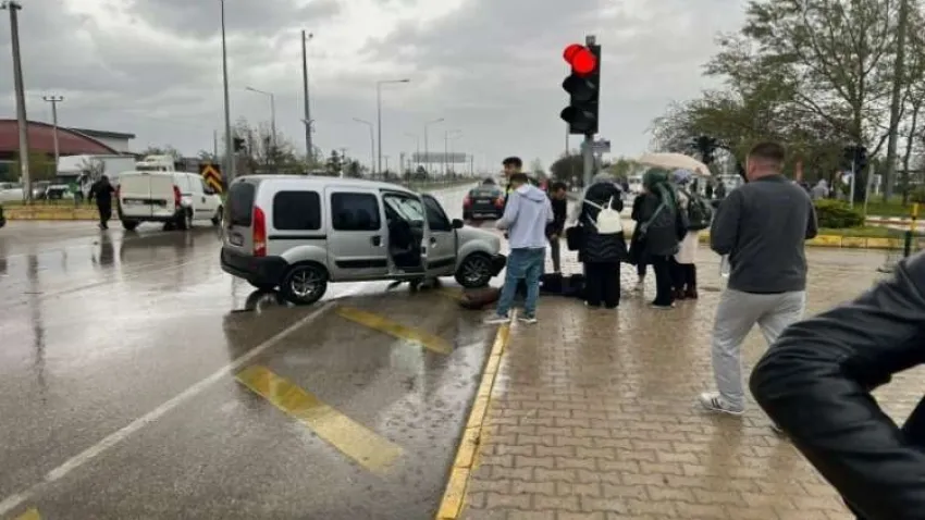 Afyonkarahisar'da yağış trafiği vurdu: 2 araç çarpıştı haberinin görseli