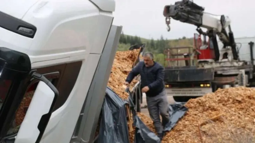 Tır devrildi... Karayolu 2 saat kapandı haberinin görseli